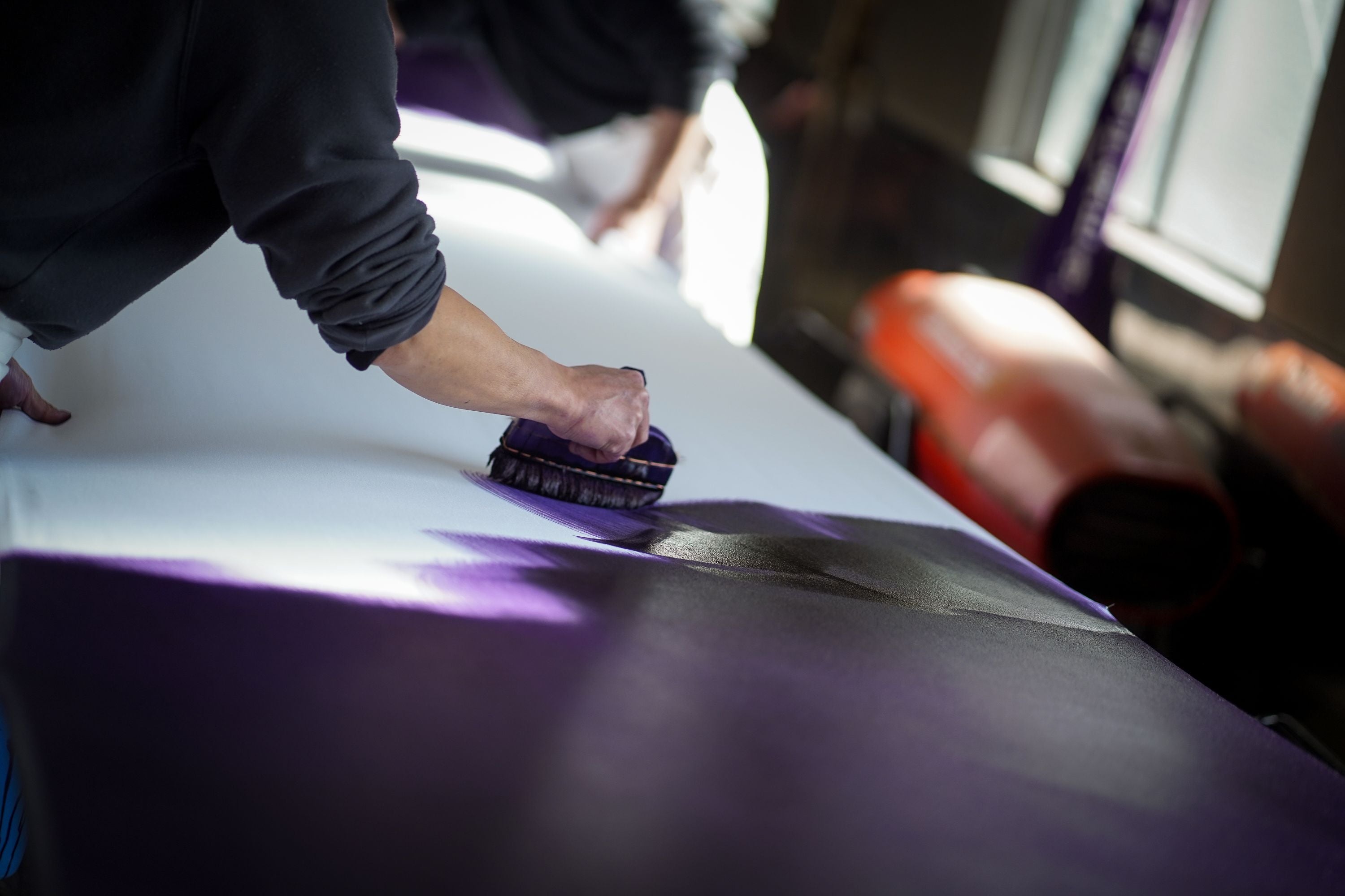 引き染めとは？伝統の技法・工程と日用品における活用方法