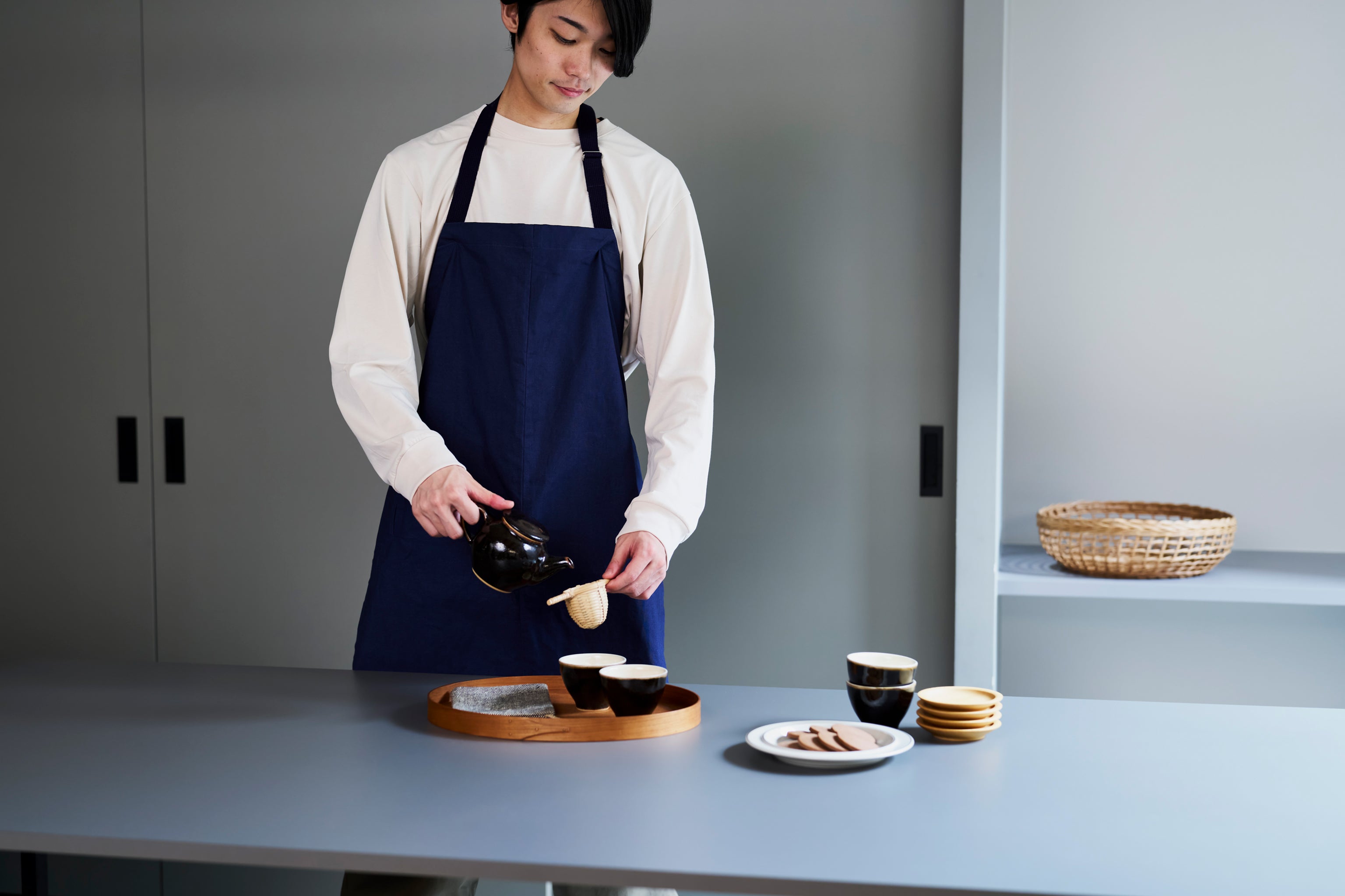カフェの開店祝いプレゼントにエプロンを｜花以外で「本当に使われる」一着の選び方を職人が解説